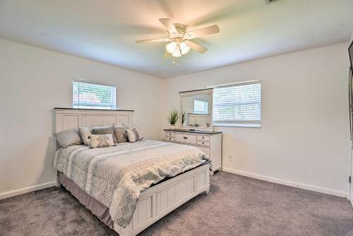 Bright Ruskin Home Less Than 2 Mi To Beach And Marina!