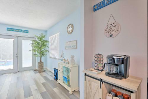 Bright Ruskin Home Less Than 2 Mi To Beach And Marina!