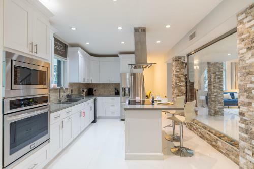 Family Vacation Home With Large Pool/4 Bedroom