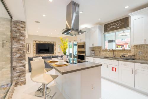 Family Vacation Home With Large Pool/4 Bedroom