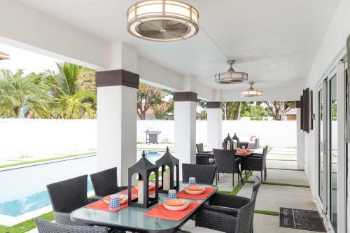 Family Vacation Home With Large Pool/4 Bedroom