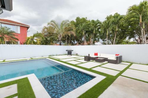 Family Vacation Home With Large Pool/4 Bedroom