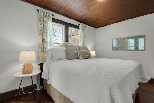 Downtown Pensacola Delight- 10 Miles From Pensacola Beach