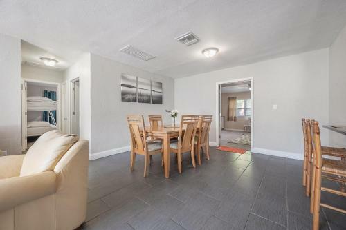 Large Home In St Pete 15 Minutes To Beach