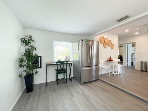 Adorable Private Cottage Close To Beach & Downtown