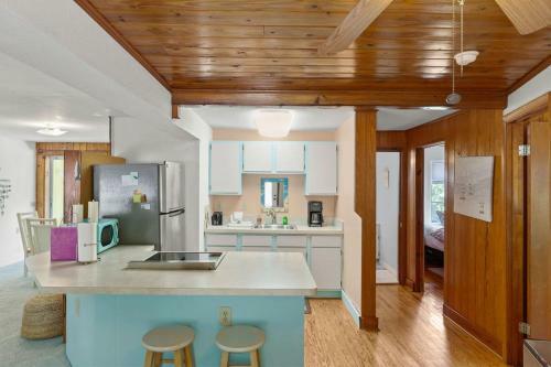 Charming East End Residence Steps To Beach