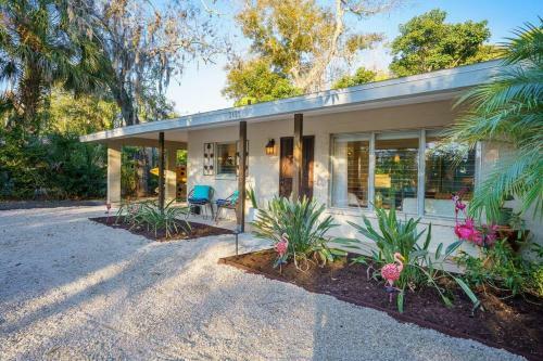 Beautiful Glam Mid-century 1 Block From Sarasota Bay With Firepit