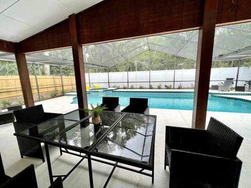 Sarasota Contemporary 4 Bedroom Home With Pool