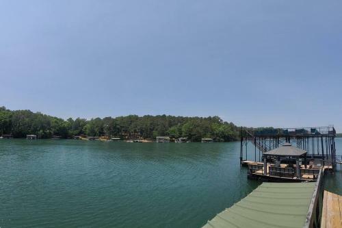 Entire Home, Waterfront Lake Lanier - Kayaks, Dock