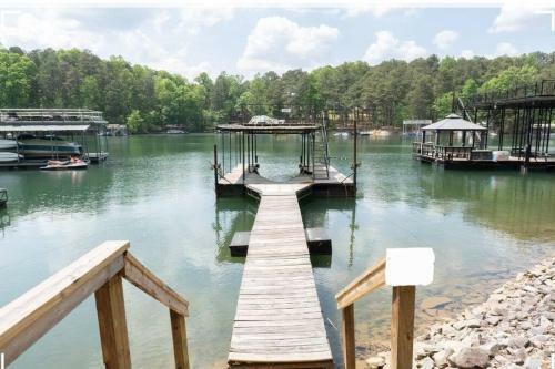 Entire Home, Waterfront Lake Lanier - Kayaks, Dock