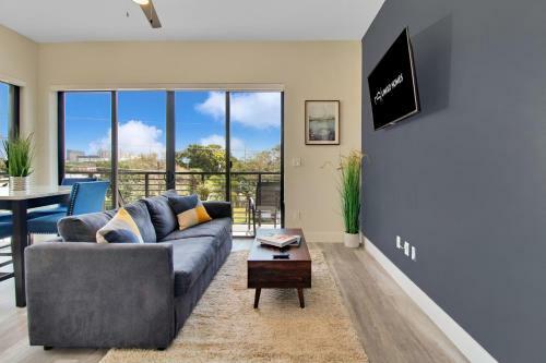 Modern 2bd King Bed Mins From Downtown
