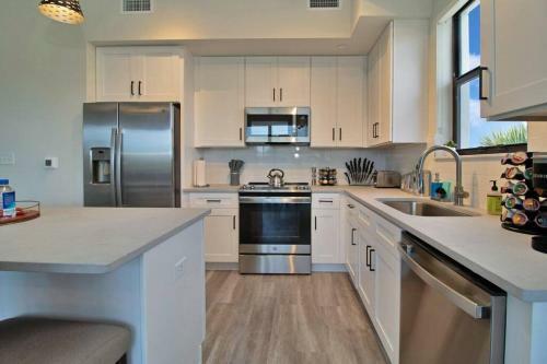 Modern 2bd King Bed Mins From Downtown