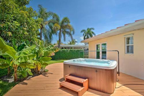 West Palm Beach Waterfront Oasis With Hot Tub!