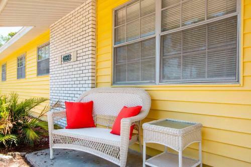 Cheerful Cozy Cottage In South Tampa