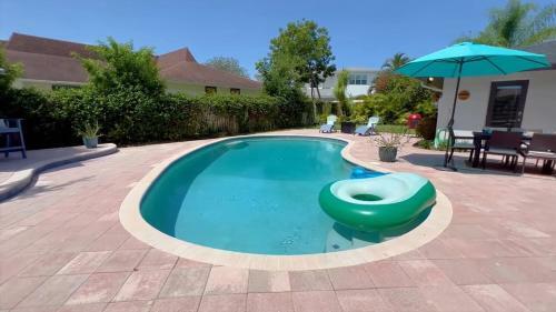 Quiet Oasis In Ideal Location-private Pool &arcade