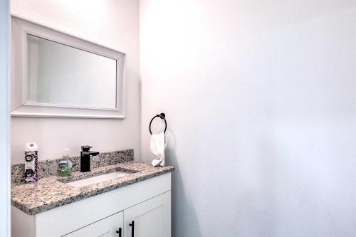 Chic And Bright Tampa Home About 5 Mi To Downtown!