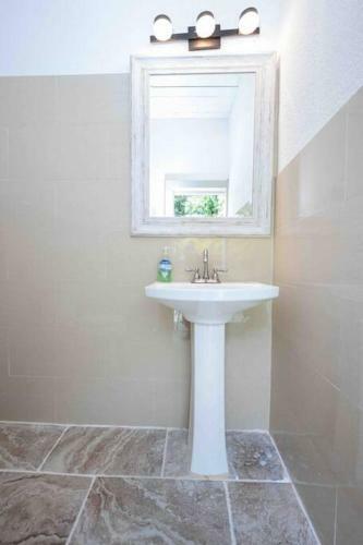 Beautiful House, Walking Distance To Stadium