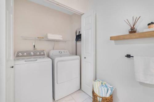 New Modern Bungalow Close To Downtown! Fully Fenced Yard