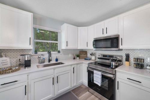 New Modern Bungalow Close To Downtown! Fully Fenced Yard