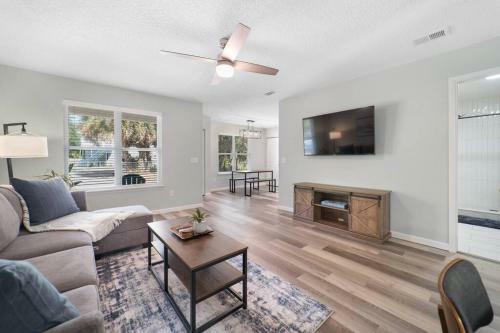 New Modern Bungalow Close To Downtown! Fully Fenced Yard