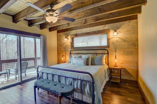 New/luxurious Cabin W/ Hot Tub, Arcade, Fire Pit