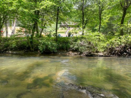 *creek Front* With Hottub, Fire Pits, Billiards, Ev Charger