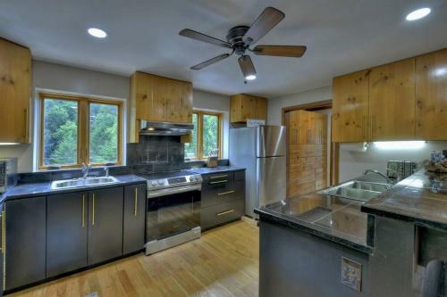 *creek Front* With Hottub, Fire Pits, Billiards, Ev Charger