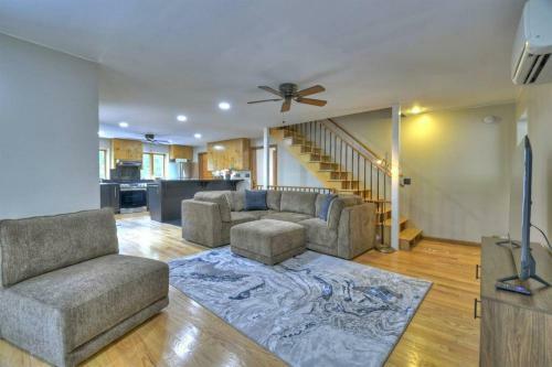 *creek Front* With Hottub, Fire Pits, Billiards, Ev Charger