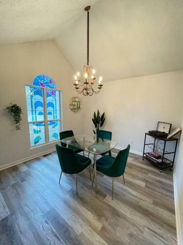 Paradise In Atl With Exciting Fun Room!
