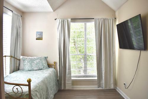 2 Bedrooms, Great Location With Pool!
