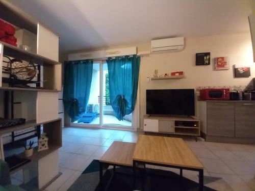 Apartamento Les Deux Ch�teaux Avec Piscine, Climatisation Et Wi-fi
