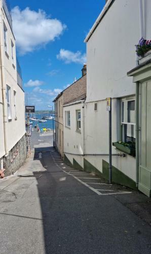 Newly Refurbished Falmouth Town Centre Apartment