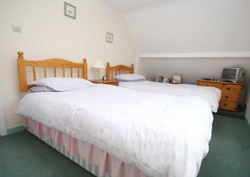 Spacious Detached House With Parking & Views