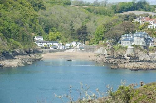 Spacious Detached House With Parking & Views