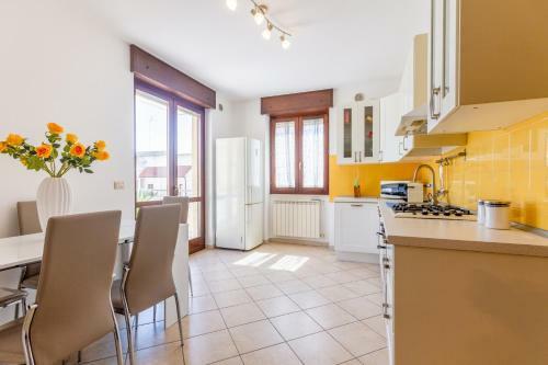 Roomy Apartment With Terrace & Parking