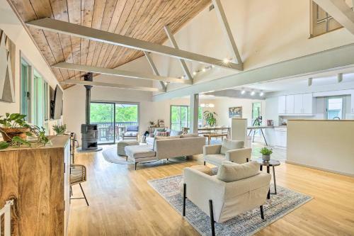 Hudson Valley Home With Lake Views And Kayaks