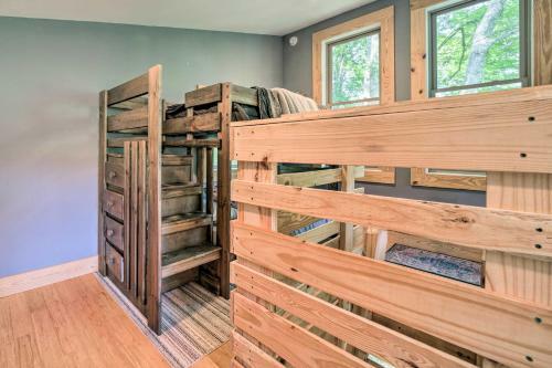 Darling 30-acre Cabin With Fire Pit And Balcony!