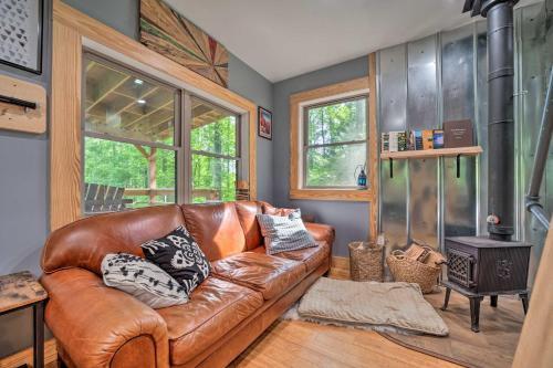 Darling 30-acre Cabin With Fire Pit And Balcony!