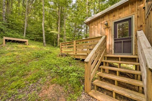 Darling 30-acre Cabin With Fire Pit And Balcony!
