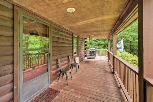 Cozy Newland Cabin With Deck, Fire Pit And Grill!