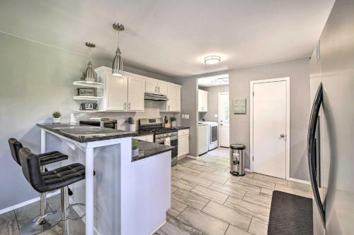 Evolve Airy Central Getaway With Porch And Backyard!