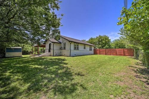 Evolve Airy Central Getaway With Porch And Backyard!