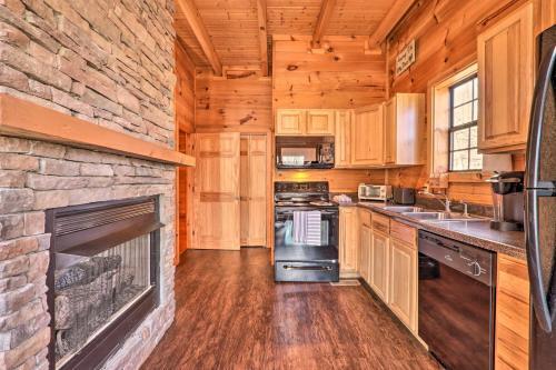 Sunny Cabin With Game Room In Shagbark Resort!
