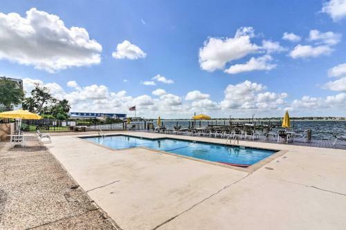 Apartamento Vibrant Seabrook Condo With Waterfront Pool!