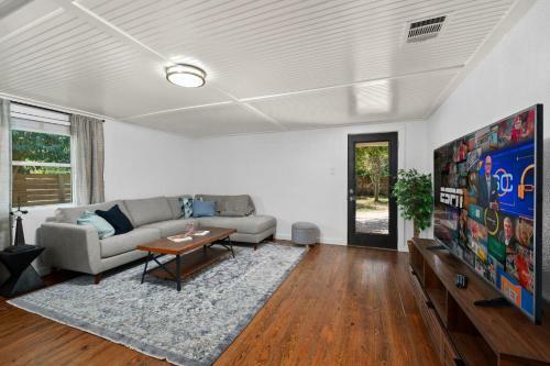 Entire House, 5 Minutes From Downtown