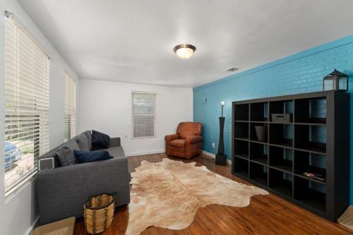 Entire House, 5 Minutes From Downtown