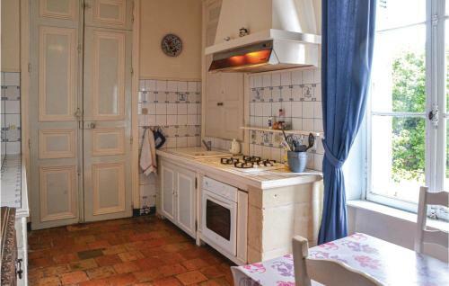 Beautiful Home In Mouterre-silly With Wifi And 3 Bedrooms