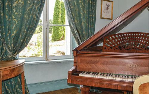 Beautiful Home In Mouterre-silly With Wifi And 3 Bedrooms
