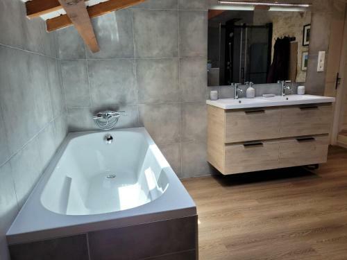 4 Bedrooms In A Charming House With Swimming Pool
