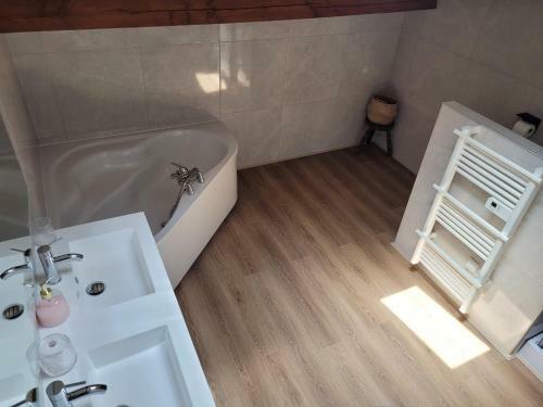 4 Bedrooms In A Charming House With Swimming Pool